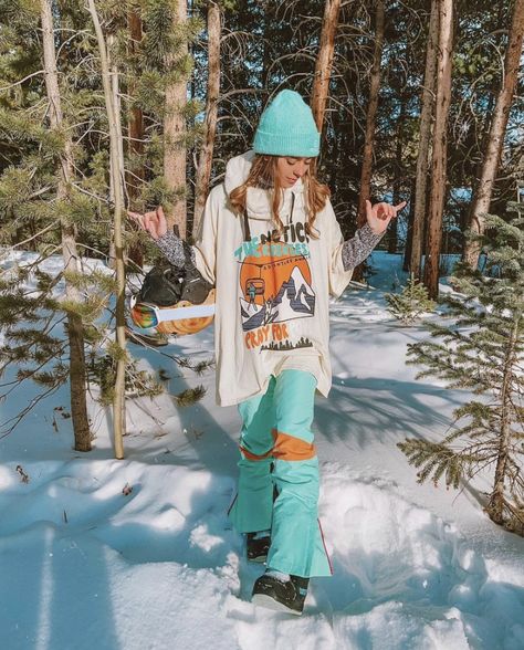 Spring Snowboarding Outfit, Womens Snowboarding Outfits, Surfskate Aesthetic, Snowboard Fits, Cute Snowboarding Outfits, Snowboarding Outfit Women's, Women Snowboarding Outfits, Snowboard Overalls, Ski Outfit For Women