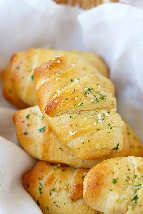 Cheesy Crescent Roll Recipes, Cheesy Crescent Rolls, Small Pastries, Crescent Recipes, Crescent Roll Recipes, Herb Butter, Crescent Rolls, Bread Rolls, Rolls Recipe