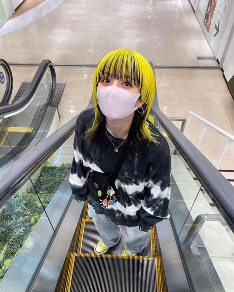 Yellow Hair Color, Asian Short Hair, Black Hair Color, Pretty Hair Color, Shot Hair Styles, Yellow Hair, Creative Hairstyles, Anime Hair, Hair Inspo Color