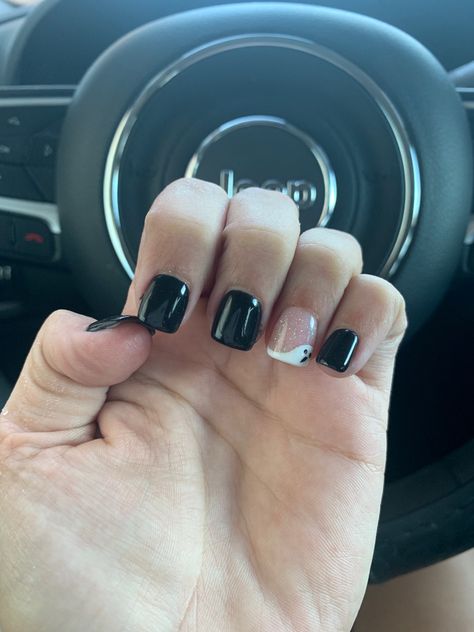 Black White Ghost Nails, Black Halloween Dip Nails, Black Nails With Ghost Design, Halloween Nails Gel Short, Clear Halloween Nails, Black Nails With Ghost, Black Nails Spooky, Black Ghost Nails, Gel Polish Short Nails