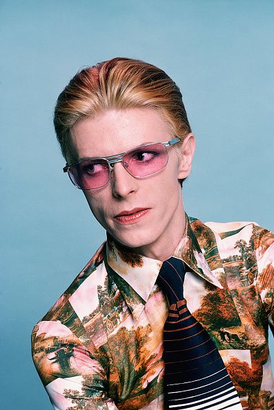 David Bowie in pink sunglasses California Lyrics, Steve Schapiro, David Bowie Fashion, David Bowie Pictures, Music Aesthetics, David Coverdale, Brian Molko, Photo Star, Isabelle Adjani