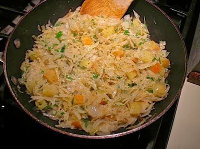 Apple Sauerkraut Recipes, Saurkraut Recipes Vegetarian, Sauerkraut With Apples And Onions, Sourkrout Recipes, Sauerkraut Recipes With Caraway Seeds, Sauerkraut And Apples, Saurkraut Ways To Eat, Food Information, Polish Foods