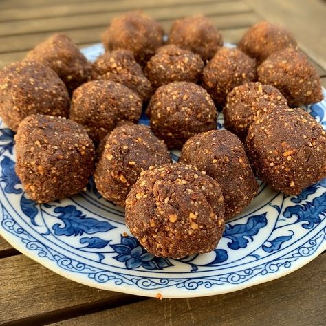 Protein Balls Healthy, Early Morning Workout, Power Balls, Morning Snack, Protein Balls, Power Foods, Raw Almonds, Dried Figs, Chocolate Protein Powder