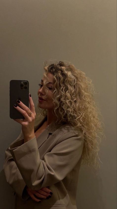 haircut Natural Curly Blonde Hair, Blonde Curly Hair Natural, Bright Blonde Hair, Blonde Curly Hair, Blonde Hair Looks, Curly Hair Inspiration, Penteado Cabelo Curto, Hair Color And Cut, Curly Hair Cuts