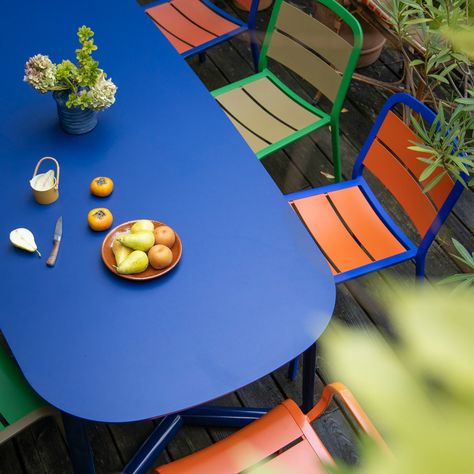 Colourful Patio, Colorful Patio Furniture, Outdoor Table And Chairs, Colorful Outdoor Furniture, Blue Outdoor Furniture, Outdoor Brunch, Garden Retaining Wall, Colorful Patio, Diy Outdoor Table