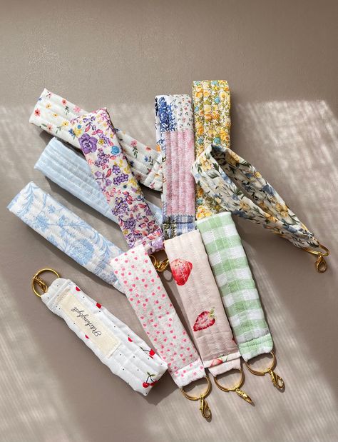 These Handmade Quilted Keychain Wristlets are the perfect accessory for adding a pop of color to your keys or your handbag. Each keychain is carefully quilted by hand, ensuring a unique design along with the selection of the fabric to the final stitch. Perfect for holding your keys, wallet, and other essentials during your daily activities.  This item is made to order! Please allow 3-5 days after placing your order for me to make the wristlet and ship it out.  Length and width: 5 1/2"L x 1"W 100 Quilt Keychain, Wallet Keychain Ideas, Quilted Keychain, Loop Keychain, Keychain Wristlets, Cute Lanyard, Fabric Keychain, Strap Keychain, Cute Lanyards