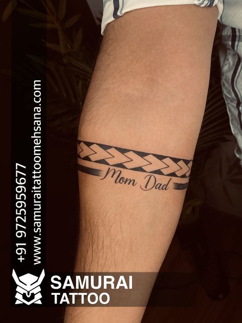 Band Tattoo Designs With Name, Mom Band Tattoo Design, Name Band Tattoo Design, Band Tattoo With Name, Small Tattoos For Boys, Boys Tattoo Design, Tattoo For Boys, Tato Nama, Bracelet Tattoo For Man