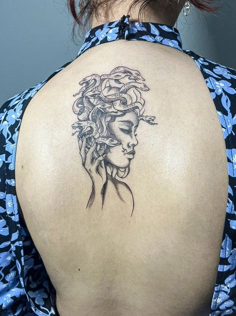 Medusa Back Tattoo, Medusa Design, Tattoo Side, Medusa Tattoo, Glitter Tattoo, Side Tattoos, Design Tattoo, Back Tattoo, Tattoos And Piercings