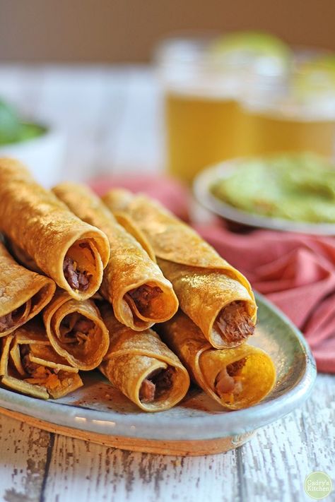 Close up pile of vegan taquitos on plate, stuffed with jackfruit carnitas. How To Make Taquitos, Vegan Taquitos, Jackfruit Carnitas, Baked Taquitos, Tacos Dorados, Chicken Taquitos, Seitan, Perfect Appetizers, Baked Chicken Recipes