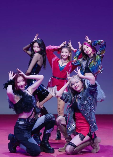 Itzy loco wallpaper for you Itzy Concert, Itzy Loco, Kpop Core, Kpop Concert Outfit, Concert Outfits, Concert Fits, Group Photo, Korean Music, Kpop Idols