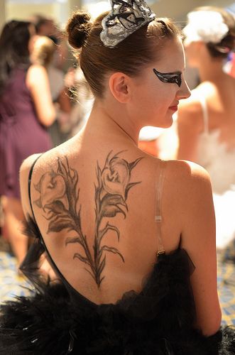 Black Swan Swan Wings Tattoo, Mila Kunis Black Swan Tattoo, Black Swan Tattoo Movie, Black Swan Movie Tattoo, Black Swan Wings, Black Swan Back Tattoo, Black Swan Tattoo Ideas, Black Swan Reference, Black Swan Tattoo