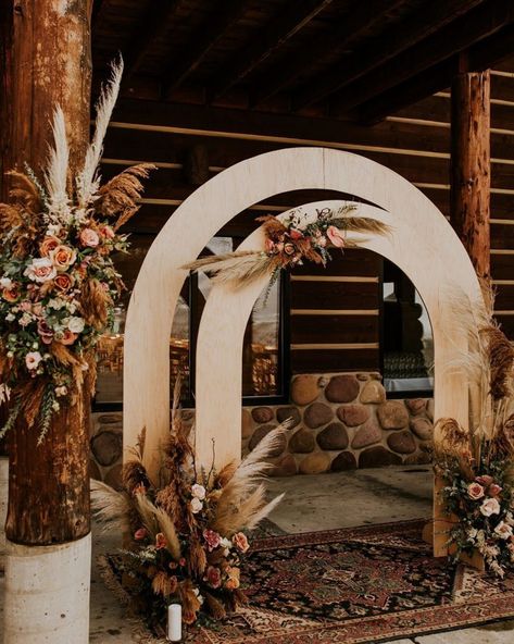 super cool wedding arch backdrop for a minimalist wedding Simple Wedding Arch, Wedding Arch Ideas, Wedding Arch Backdrop, Fall Wedding Arches, Diy Wedding Arch, Arch Ideas, Wedding Ceremony Arch, Festival Bride, Arch Backdrop