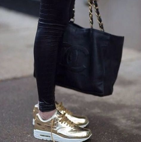 Gold sneakers Sick Shoes, Chanel 2015, Buty Marki Nike, Sneaker Trend, Gold Sneakers, Nike Free Run, Nike Shoes Cheap, Nike Free Runs, Nike Free Shoes