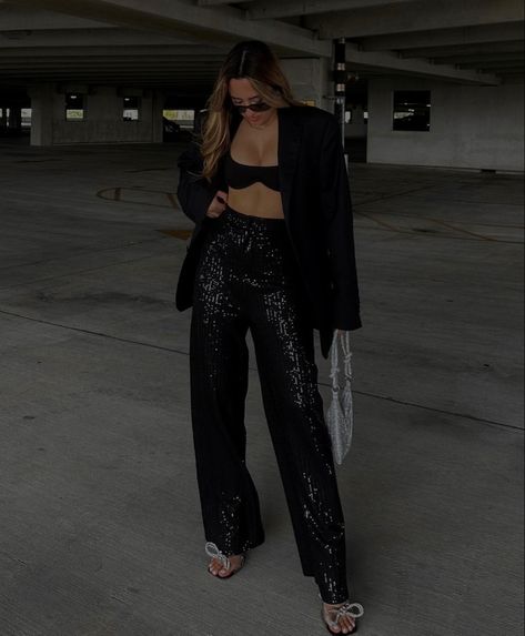 Sparkly Pants Outfit, New Year Party Outfit Winter, Neutral Style Fashion, Sequins Pants Outfit, Nye Party Outfit, Bling Outfits, Holiday Outfit Inspo, Outfit Inspo Winter, Effortless Chic Style