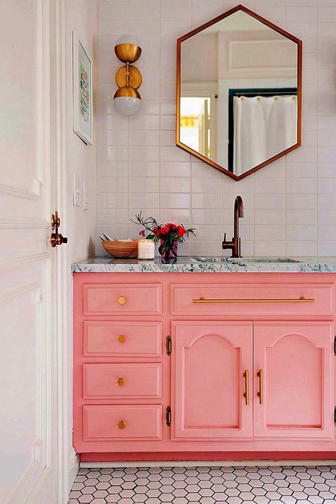 Small Glam Bathroom, Coral Bathroom, House Bathroom Designs, Bold Bathroom, Glam Bathroom, Instagram Bathroom, Moving Walls, Eclectic Bathroom, Inspiration Bathroom