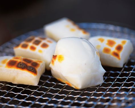 Check out this recipe for making a favorite traditional dish of grilled mochi (Japanese rice cake). Japanese Rice Cake, Desserts Japonais, Red Birthday Cakes, Nursing Cake, Rice Cake Recipes, Mochi Recipe, Resipi Kek, Mochi Cake, Easy Japanese Recipes