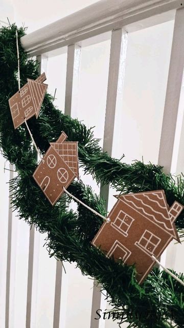 Diy Gingerbread House Garland, Cardboard Holiday Decor, Diy Cardboard Christmas Decorations, Cardboard Garland, Diy Gingerbread Decorations, Cardboard Christmas Decorations, Diy Gingerbread House, Cardboard Gingerbread House, Recycled Christmas Decorations