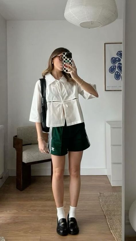 Boyish Look For Women, Green Adidas Shorts Outfit, Summer Vietnam Outfit, Artsy Minimalist Fashion, Japanese Tomboy Fashion, Spring Outfits Shorts, Modest Fashion Outfits Summer, Summer Layers Outfit, Korean Summer Outfit