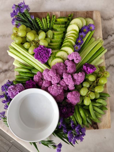 Purple Platter Food, Purple Charcuterie Board, Purple Party Foods, Purple Pizza, Purple Vegetables, Veggie Display, Purple Cauliflower, Charcuterie Party, Appetizers Table