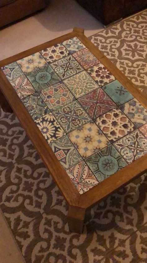 Mosaic Coffee Table Ideas, Coffee Table With Tile Top, Mozaik Table, Wood Mosaic Coffee Table, Tile Coffe Tables, Inlaid Tile Table, Old Furniture Makeover, Easy Mosaic, Mosaic Coffee Table