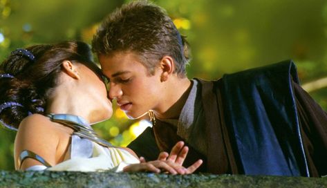 Anakin and Padme kiss behind the scnese. I LOVE THIS. EVERYTHING ABOUT IT. The angle and the look on his face and the fact it is behind scenes. SO romantic and cute. I. LOVE. IT Natalie Portman And Hayden Christensen, Padme And Anakin, Star Wars Episode 2, Star Wars Attack Of The Clones, Star Wars Couples, Padmé Amidala, Star Wars Padme, Anakin And Padme, Star Wars Anakin