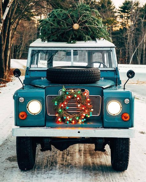 Christmas Car Decor, Car Stunt, Christmas Campaign, Car Christmas, Winter Mood, Christmas Car, Men With Street Style, Land Rovers, Christmas Past