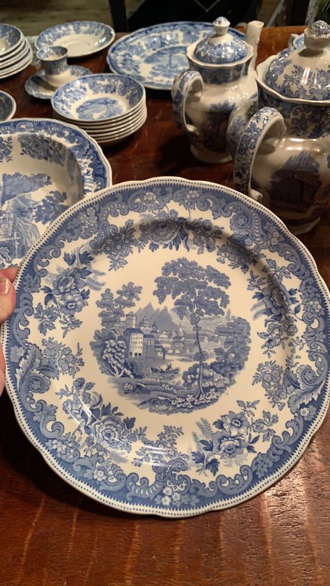 Italian China Dishes, Apartment French Style, European Plates, Cottage Core Apartment, French Style Apartment, Pottery Cafe, Blue And White Dinnerware, Italian Plates, Fine Dinnerware