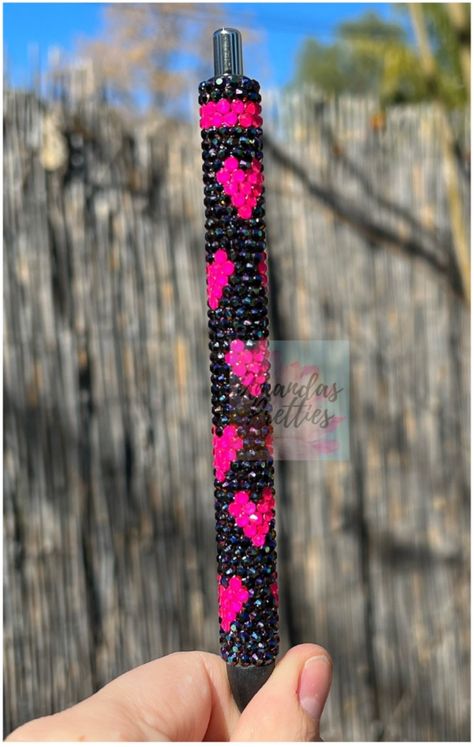 Rhinestone Pen Ideas, Bedazzled Cartridge Pen, Rhinestone Pens Diy, Cart Battery Pen Bedazzled, Rhinestone Ideas Diy, Rhinestone Pen Patterns, Bedazzled Pen, Bedazzled Projects, Bling Pens