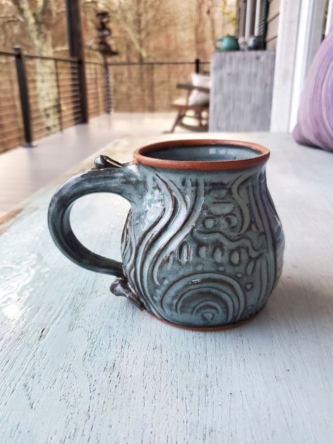 Ceramic Mugs Wheel Thrown, Pottery Mug Handle, Pottery Mugs Wheel Thrown, Hand Thrown Mugs, Pottery Designs Carving, Ceramic Carving Designs, Clay Mugs Handmade, Pottery Carving Ideas, Clay Mug Ideas