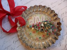 The Tin Tiara: Altered Tart Tin Ornament from the Studio Stash Christmas Corsage, Retro Christmas Decorations, Vintage Christmas Crafts, Tin Ornaments, Shiny Brite, Vintage Things, Love Vintage, Handmade Christmas Ornaments, Christmas Ornaments To Make