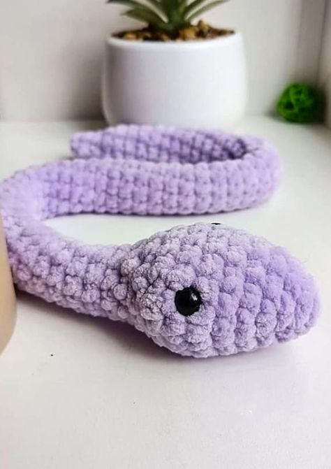 Serpiente Grande PDF Amigurumi Patrón Gratis - Lovelycraft Cute Crochet Snake, Crochet Big Yarn, Snake Crochet, Crochet Snake, Big Snake, Small Snake, Aesthetic Patterns, Crochet Pumpkins, Easy Crochet Hat