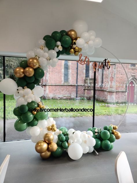 Green White And Gold Balloon Arch, Emerald Green Balloon Decoration, White And Gold Balloon Garland, Emerald Green Quinceanera Theme, Baloon Garland, Balloon Hoop, Green Quinceanera Theme, Engagement Dinner Party, Hijab Party