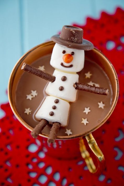 Snowman Hot Chocolate: Christmas in a Cup Christmas In A Cup, Snowman Hot Chocolate, Hot Chocolate Christmas, Chocolate Sticks, Chocolate Christmas, Christmas Hot Chocolate, Hot Chocolate Bars, Christmas Feeling, Christmas Snacks