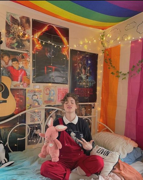 pretty handsome cute room aesthetic plushies love pride lesbian lgbtq posters overalls curly hair short hair Enid Bedroom, Gay Bedroom, Cute Room Aesthetic, Aesthetic Plushies, Gay Room, Cute Room, Cute Bedroom Ideas, Pinterest Room Decor, Grunge Room