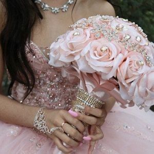 Wedding Bouquet Champagne, Rose Gold Quince, Rose Gold Brooch Bouquet, Quinceanera Pictures, Quinceanera Bouquet, Sweet 15 Party Ideas Quinceanera, Quinceanera Pink, Gold Bouquet, Jeweled Bouquet