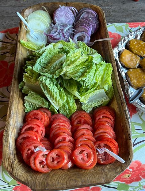 Burger Display Ideas, Burger Tray Ideas, Burger Condiments Platter, Burger Table Setting, Burger Bar Display, Elevated Cookout Food, Cookout Set Up, Burgers For A Party, Burger Night Party