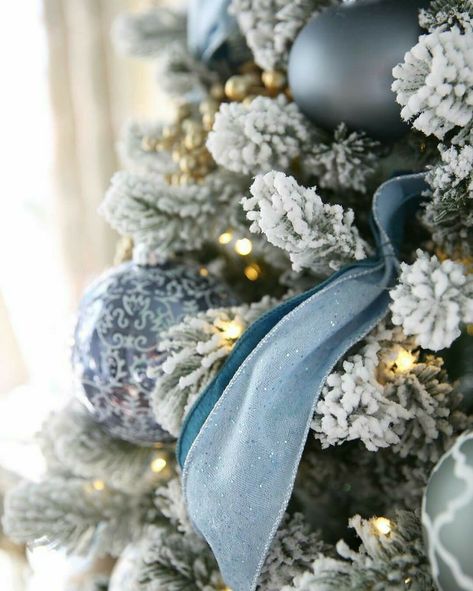 Christmas Trees Decor Ideas, Christmas Trees Decorations, Blue Christmas Tree Decorations, Green Ornaments, Christmas Decor Trends, Christmas Tree Decorated, Navy Christmas, Blue Christmas Decor, Blue Christmas Tree