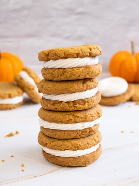 Pumpkin Spice Sandwich Cookies, Pumpkin Spice Cookie Sandwiches, Sandwich Cookie Ideas, Pumpkin Cookie Sandwich, Halloween Cookie Sandwiches, Fall Sandwich Cookies, Pumpkin Themed Desserts, Pumpkin Sandwich Cookies, Pumpkin Cookies With Cream Cheese Icing