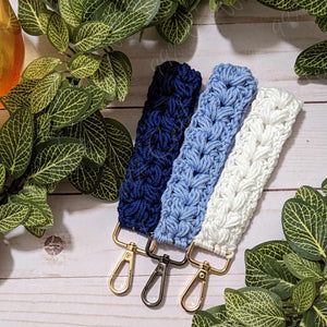 Crochet Car Accessories, Crochet Lanyard, Wristlet Patterns, Boho Keychain, Fall Crochet Patterns, Keychain Crochet, Crochet Car, Scrap Yarn, Crochet Cord