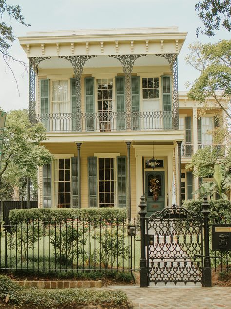 New Orleans House Exterior, New Orleans Style Homes, New Orleans House, New Orleans Architecture, New Orleans Style, New Orleans Homes, Garden District, Casa Vintage, Willow Creek