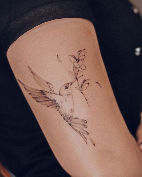 Já pensou em tatuar um beija-flor? Essa ave representa a fé, liberdade, amor e a alegria, além de ser um símbolo de leveza e renovação! Se você ama a natureza e valoriza os pequenos momentos da vida, uma tatuagem de beija-flor pode ser a escolha perfeita para expressar sua essência. 🌿🤍 AGENDA SETEMBRO LINK NA BIO. #Tatuagem #BeijaFlor #fineline Small And Simple Tattoos, Simple Tattoos For Women, Small Girly Tattoos, How To Cut Nails, Delicate Tattoo, Tattoo Designs For Girls, Large Tattoos, Nail Tattoo, Girly Tattoos