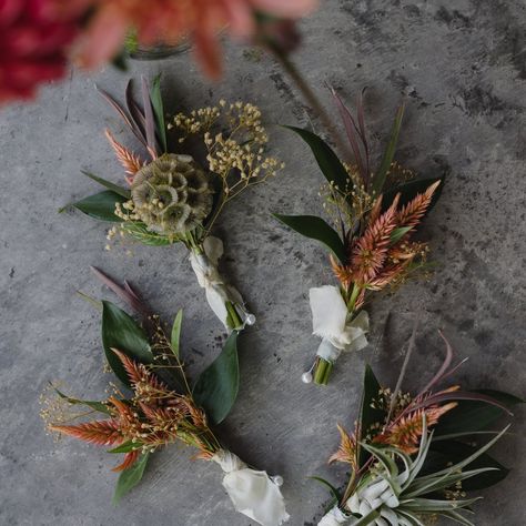 Wedding Boutonniere Fall, Fall Wildflower Boutonniere, Boutannaires Wedding, Woodsy Boutonniere, Mushroom Boutonniere, Fall Boutineer Ideas, Autumn Boutonniere, Boutineer Ideas Wedding, Fresh Flower Corsage