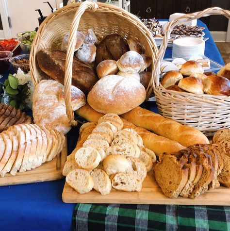 Every party needs a bread display! We love the assortment of multigrain, baguettes, country french, and dinner rolls to serve your guests! Bread And Cracker Display, Assorted Bread Basket, How To Display Bread Rolls At A Party, Wedding Bread Basket, How To Serve Bread On Table, Serving Bread Presentation, Breads And Spreads Display, Bread Tray Ideas Display, Bread Themed Party