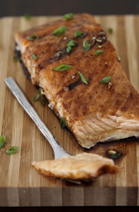 Maple Balsamic Glazed Salmon - yummy! I love Salmon! Balsamic Glazed Salmon, Roasted Salmon Recipes, Maple Balsamic, Garlic Butter Salmon, Salmon Dishes, Glazed Salmon, Roasted Salmon, Fish Dishes, Seafood Dishes