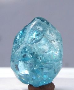 Sky-blue Zircon from Lam Dong Province, Vietnam. Pretty Rocks, Rocks Crystals, Beautiful Rocks, Beautiful Stones, Mineral Collection, Gems Crystals, Minerals And Gemstones, Rocks And Gems, Crystals Stones