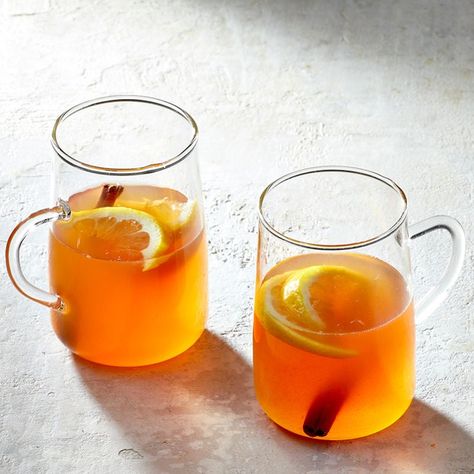 Virgin Hot Toddy Hot Whiskey Drinks, Usa Dessert, Toddy Recipe, Ginger Honey Lemon, Hot Toddies Recipe, Warm Drinks, Garlic Butter Chicken, Healthy Teas, Hot Toddy