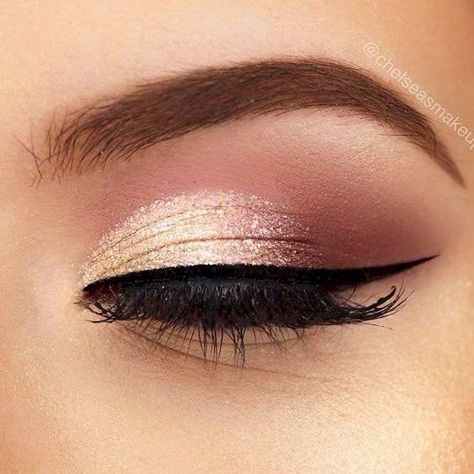 Maquillaje de ojos de noche para un look de impacto en menos de 15 minutos | Nueva Mujer Rosa Make-up, Rose Gold Eye Makeup, Goddess Makeup, Make Up Gold, Gold Makeup Looks, Gold Eye Makeup, Rose Gold Makeup, Kylie Jenner Makeup, Smink Inspiration