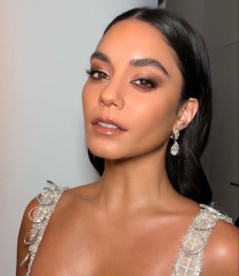 Vanessa Hudgens Makeup, Vanessa Hudgens Hair, Ideas De Maquillaje Natural, Smokey Eye For Brown Eyes, Hair 2024, Braut Make-up, Smokey Eyes, Makeup Natural, Maquillaje Natural