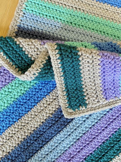 Free Crochet Patterns For Afghans Using Variegated Yarn, Easy Crochet Afghan Patterns Free Throw Blankets Simple, Crochet Striped Blanket Pattern, Crochet Swirl, Funky Crochet, Crochet Throws, Scrap Crochet, Small Patterns, Striped Crochet Blanket