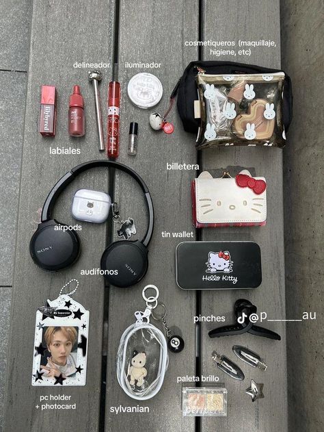 What's In My Bag Aesthetic, Mochila Kpop, What's In My Backpack, Everyday Bag Essentials, What's In My Bag, School Bag Essentials, Backpack Essentials, Makeup Bag Essentials, Inside My Bag